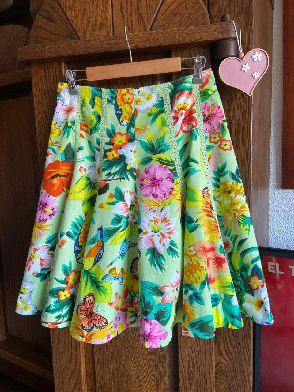 Saia rodada com estampa floral sobre fundo verde menta. Steps every day – photo 4